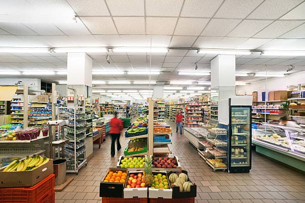 Franchising de mercados varejistas de diversas marcas, comércio alimentar, retalho, lojas
