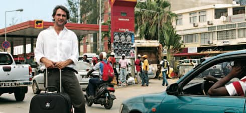 Imigrantes enviam 18 vezes mais dinheiro de Angola do que a diáspora devolve: o desequilíbrio que pressiona as reservas cambiais em Angola
